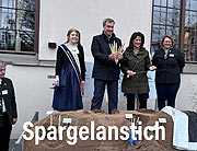 Symbolisches Spargelstechen 2024 zum Saisonauftakt auf dem Viktualienmarkt mit Minsterpräsident Dr. Markus Söder und Landwirtschaftsministerin Michaela Kanniber am 10.04.2024 (©Foto: Ingrid Grossmann)
